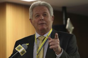 O novo presidente do Banco do Brasil, Rubem Novaes, durante cerimônia de transmissão do cargo na sede do Banco do Brasil